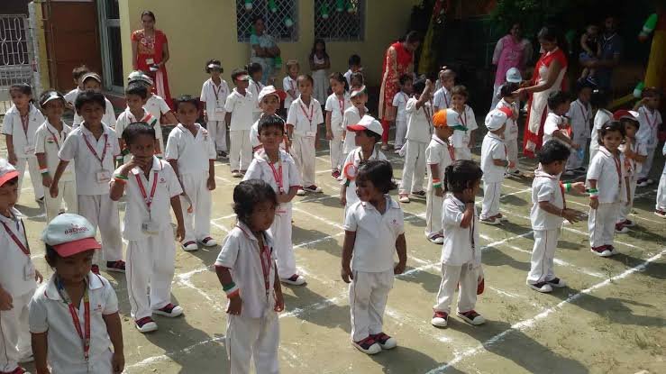 पढ़ाई के नाम पर बच्चों से छिनता बचपन